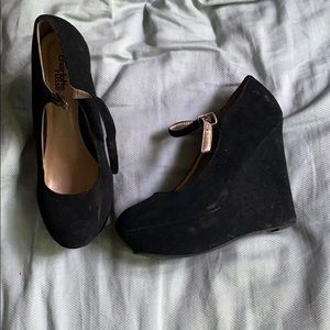 Black wedges